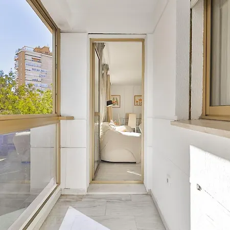 C9 Roomy Luminous 5 Bedroom In Town Apartment