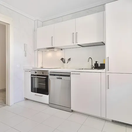 C9 Roomy Luminous 5 Bedroom In Town Apartment *