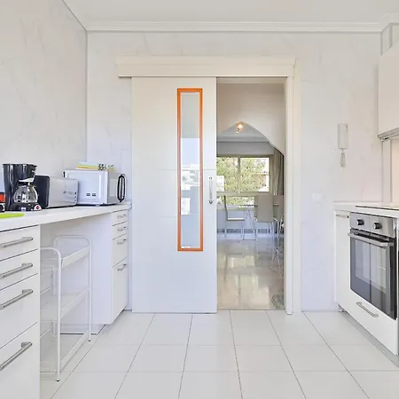 C9 Roomy Luminous 5 Bedroom In Town