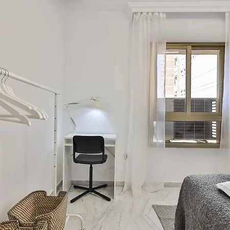 C9 Roomy Luminous 5 Bedroom In Town Apartment