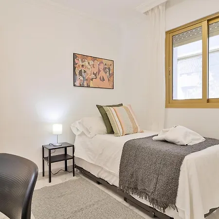 Apartment C9 Roomy Luminous 5 Bedroom In Town Malaga