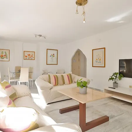 C9 Roomy Luminous 5 Bedroom In Town Apartment Malaga