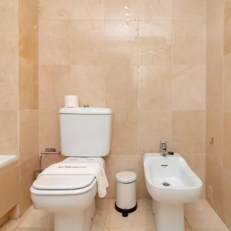 C9 Roomy Luminous 5 Bedroom In Town Apartment *