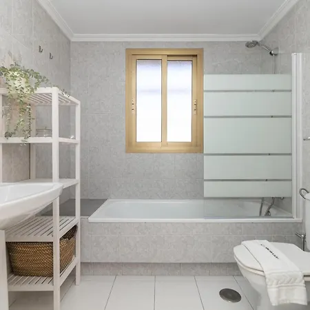 Apartment C9 Roomy Luminous 5 Bedroom In Town Malaga
