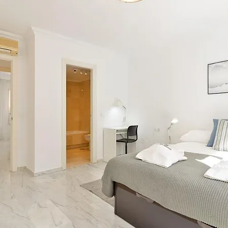 Apartment C9 Roomy Luminous 5 Bedroom In Town