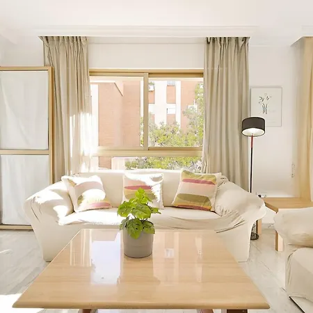 C9 Roomy Luminous 5 Bedroom In Town Apartment *