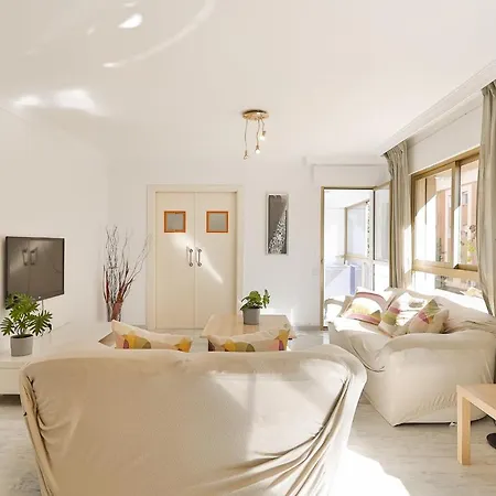 C9 Roomy Luminous 5 Bedroom In Town Apartment Malaga