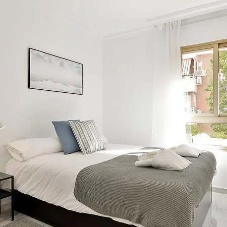 C9 Roomy Luminous 5 Bedroom In Town Apartment *