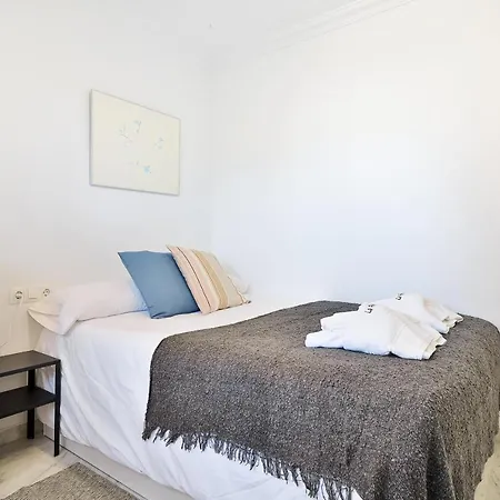 C9 Roomy Luminous 5 Bedroom In Town Apartment