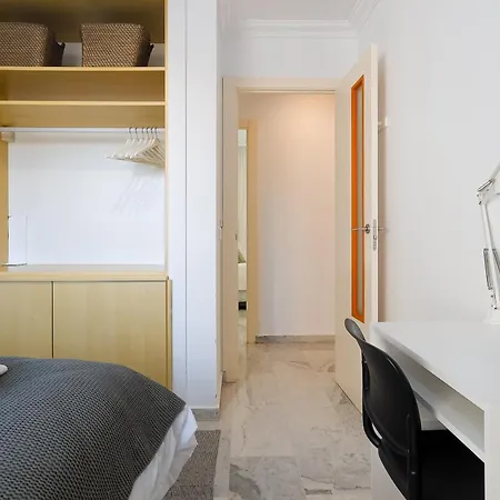 Apartment C9 Roomy Luminous 5 Bedroom In Town Malaga